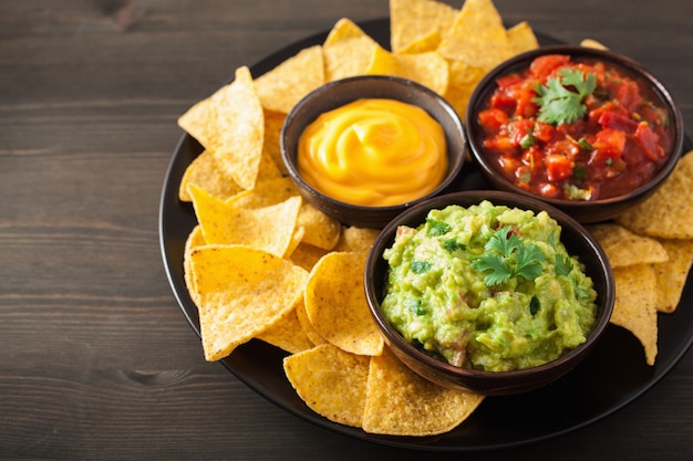 Mexicaanse nacho's met guacamole, salsa en kaasdip