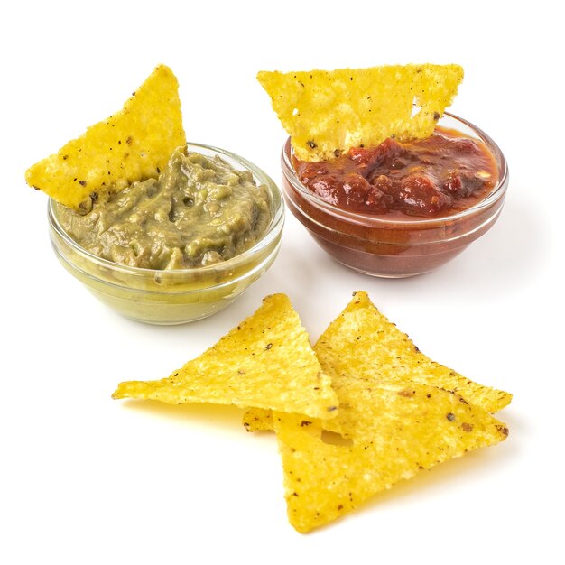 Mexicaanse nachos tortillachips met guacamole en salsa geïsoleerd op wit.