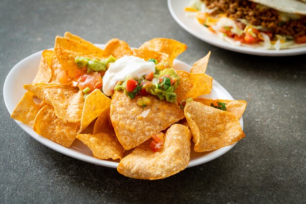 Mexicaanse nachos tortillachips met jalapeno, guacamole, tomatensalsa en dip