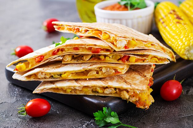 Mexicaanse Quesadilla wrap met kip, mais en paprika en tomatensaus