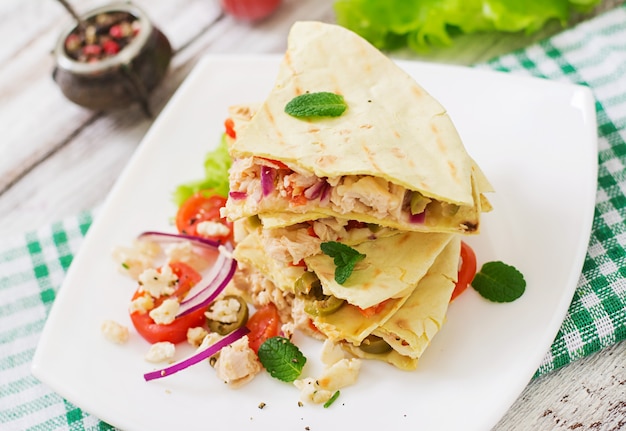 Mexicaanse Quesadilla wrap met kip, olijven, paprika en salade.