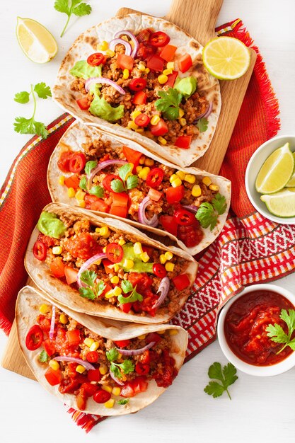 Mexicaanse runder- en varkens-taco's met salsa, guacamole en groenten