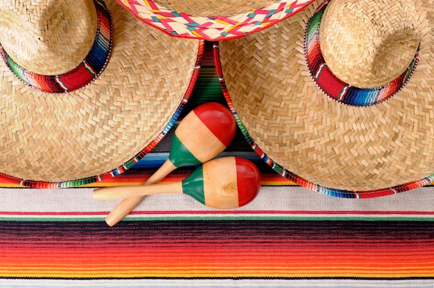 Mexicaanse sombrero&#39;s en maracas