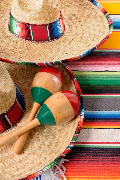 Mexicaanse sombrero's met maracas en traditionele serape-dekens.