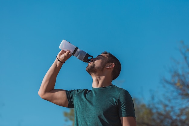 Mexicaanse sport man drinkwater