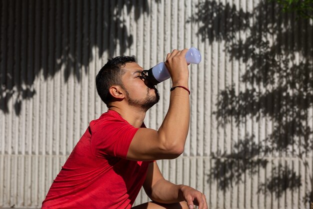 Mexicaanse sport man drinkwater