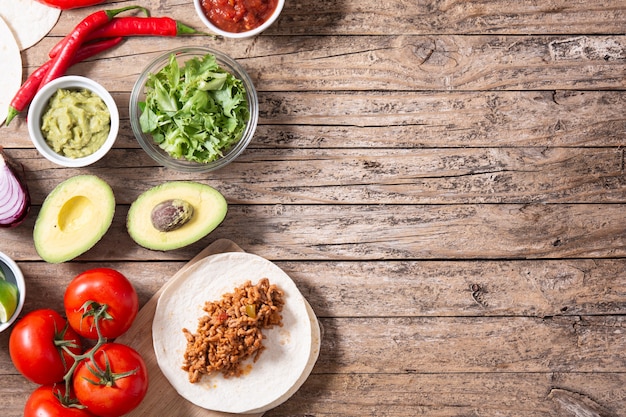 Mexicaanse taco's ingrediënten op de houten tafel