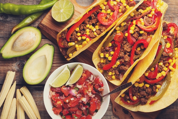 Mexicaanse taco's met gehakt, groenten en salsa.