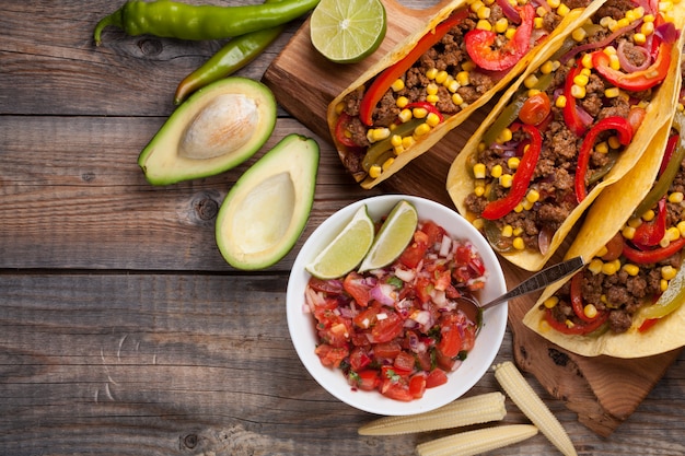 Mexicaanse taco&#39;s met gemarmerde rundvlees en groenten.