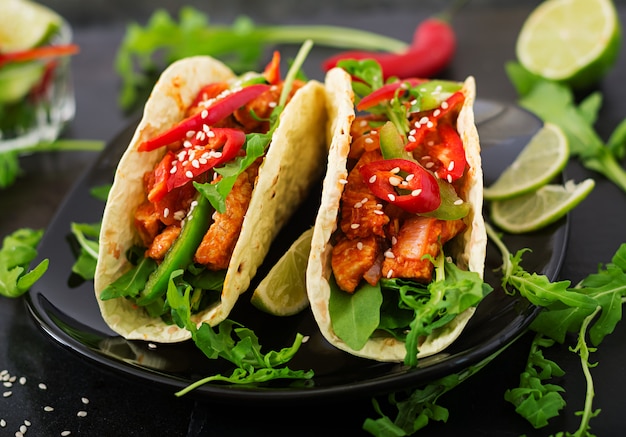 Mexicaanse taco's met kipfilet in tomatensaus en salsa van paprika en rucola