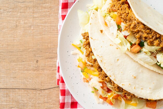 Foto mexicaanse taco's met kipgehakt