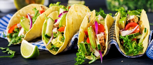 Mexicaanse taco's met kippenvlees, avocado, tomaat, komkommer en rode ui. gezonde tortilla. banner. wrap voedsel. taco