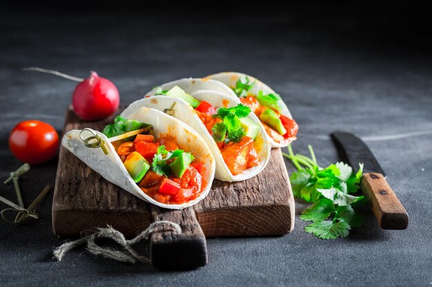 Mexicaanse taco's met pittige kip en verse groenten