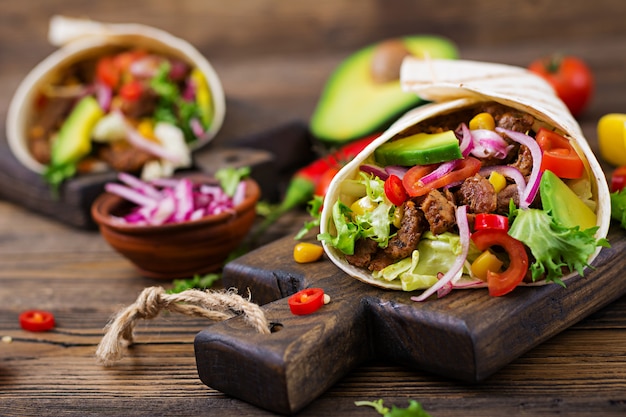 Mexicaanse taco's met rundvlees in tomatensaus en avocadosalsa