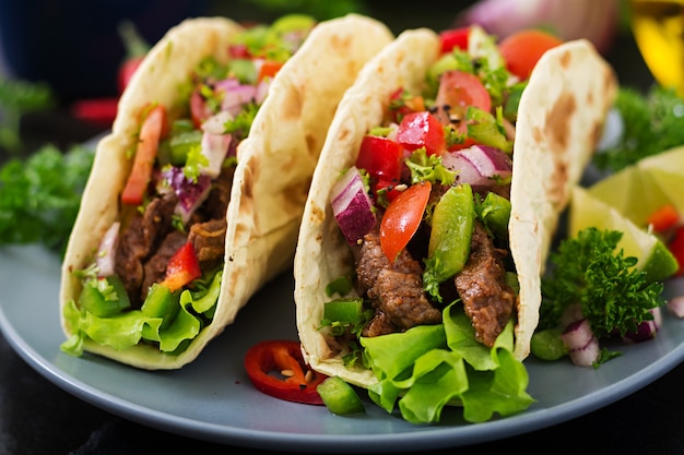 Mexicaanse taco&#39;s met rundvlees in tomatensaus