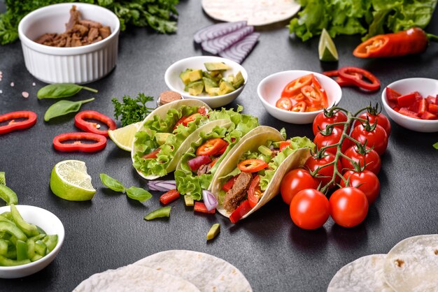 Mexicaanse taco's met rundvlees, tomaten, avocado, ui en salsasaus