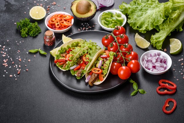 Mexicaanse taco's met rundvlees, tomaten, avocado, ui en salsasaus