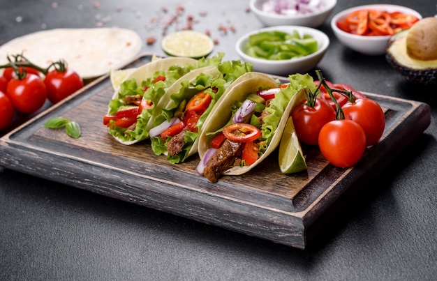 Mexicaanse taco's met rundvlees, tomaten, avocado, ui en salsasaus