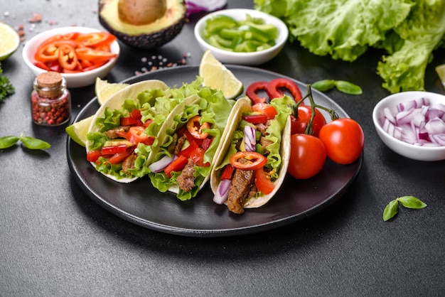 Mexicaanse taco's met rundvlees, tomaten, avocado, ui en salsasaus