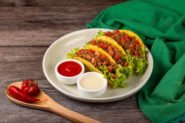 Mexicaanse taco's met sla beef en tomaten