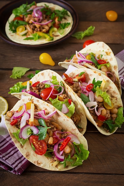 Mexicaanse taco's met vlees, bonen en salsa