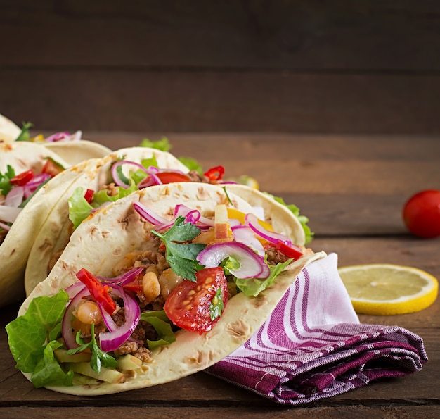 Mexicaanse taco's met vlees, bonen en salsa