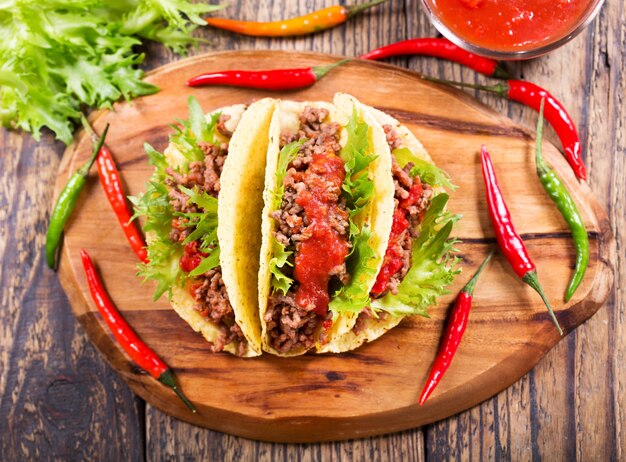 Mexicaanse taco's met vlees en salsa op een houten tafel