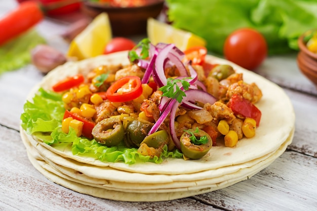 Mexicaanse taco's met vlees, maïs en olijven op houten achtergrond.