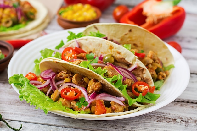 Mexicaanse taco's met vlees, maïs en olijven op houten achtergrond.