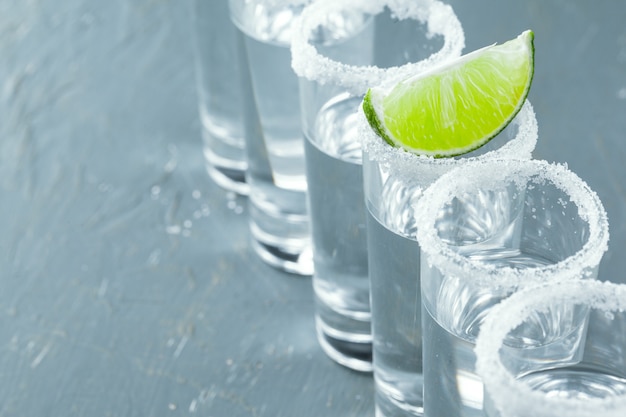 Mexicaanse Tequila in korte glazen met limoen en zout