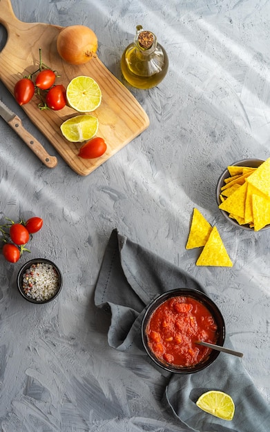 Mexicaanse tomatendip met nachos tortilla en basisingrediënten