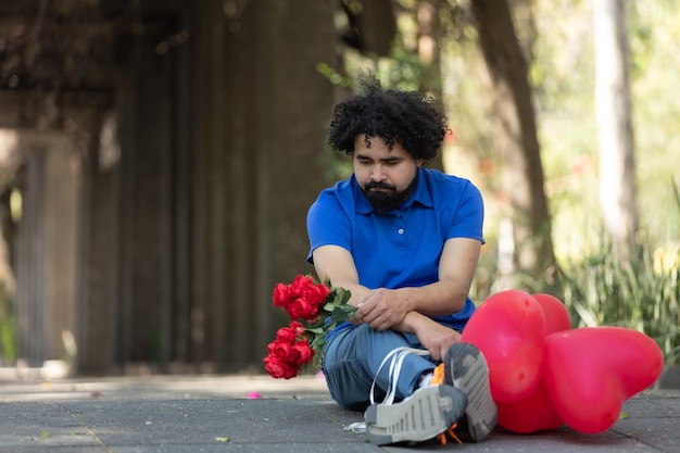 Mexicaanse trieste man zittend op de vloer slechte date Valentine39s dag