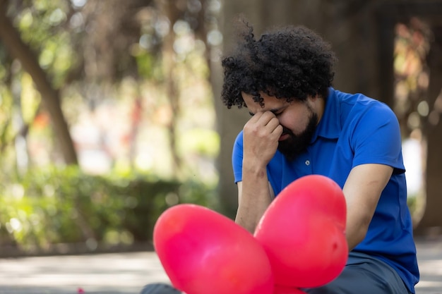 Mexicaanse trieste man zittend op de vloer slechte datum Valentine39s dag kopie ruimte