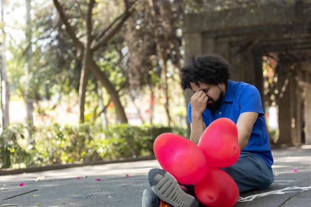 Mexicaanse trieste man zittend op de vloer slechte datum Valentine39s dag kopie ruimte