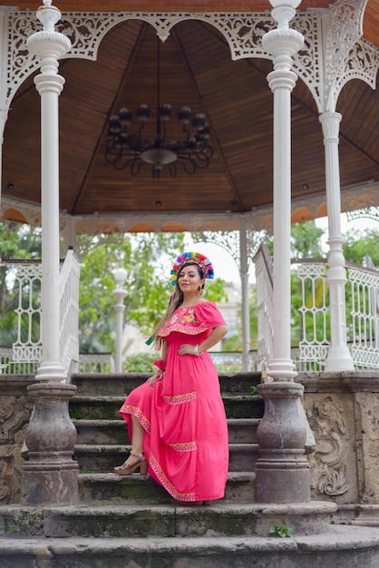 Mexicaanse vrouw, gekleed in traditionele kleding met veelkleurig borduurwerk ter ere van de Cinco de Mayo