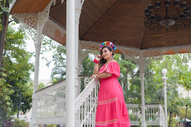 Mexicaanse vrouw, gekleed in traditionele kleding met veelkleurig borduurwerk ter ere van de Cinco de Mayo