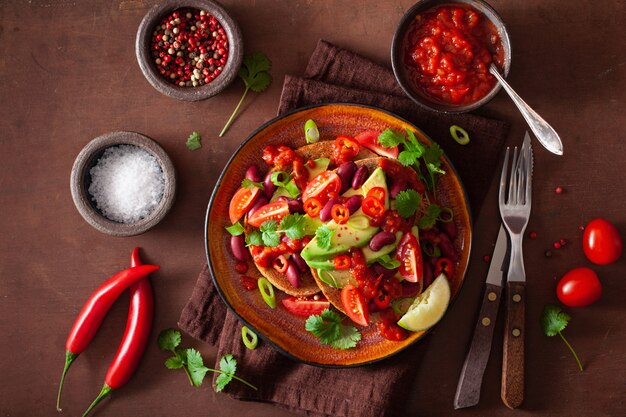 Panino messicano del fagiolo dell'avocado con lo scalogno del peperoncino rosso del pomodoro