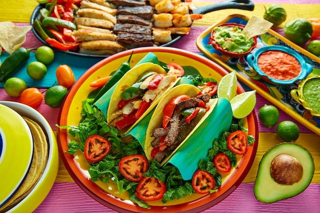 Photo mexican chicken and beef fajitas tacos