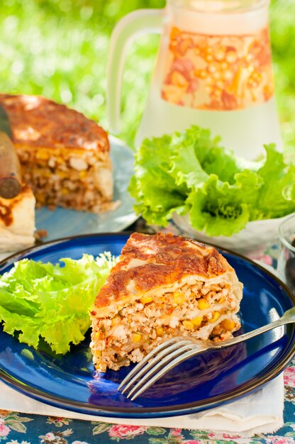 Foto torta messicana di tortilla di pollo e mais