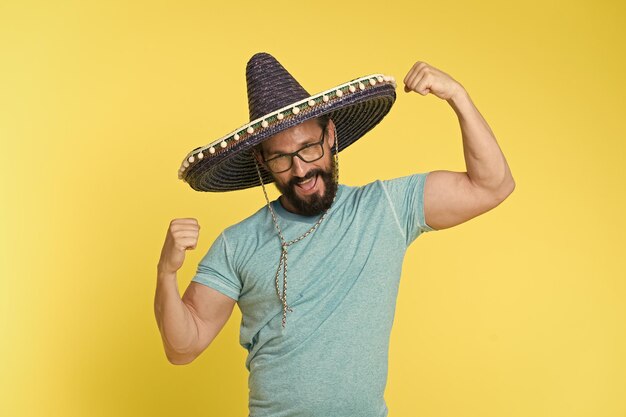 Photo mexican concept happy man smile in mexican hat mexican man in sombrero hat mexican party celebration