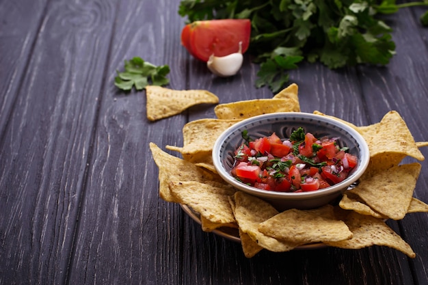 Photo mexican corn chips nachos with salsa dip