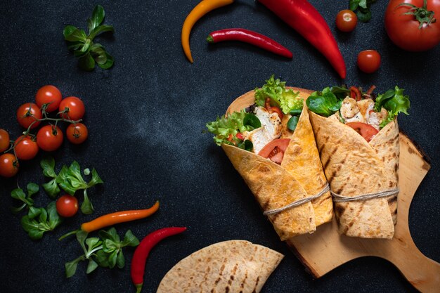 Foto tortilla di mais messicana avvolgere con pollo alla griglia