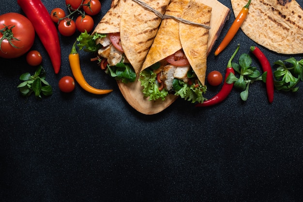 Tortilla di mais messicana avvolgere con pollo alla griglia