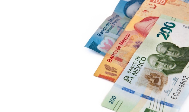 멕시코 화폐 3 개의 지폐가 바닥에 누워 20 100과 200 페소  ⁇  바탕에 고립되어 있습니다.