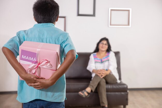 Messicano consegna regalo per la festa della mamma