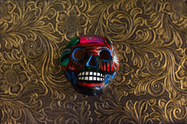 Мексиканский череп dia de muertos на узорчатом фоне