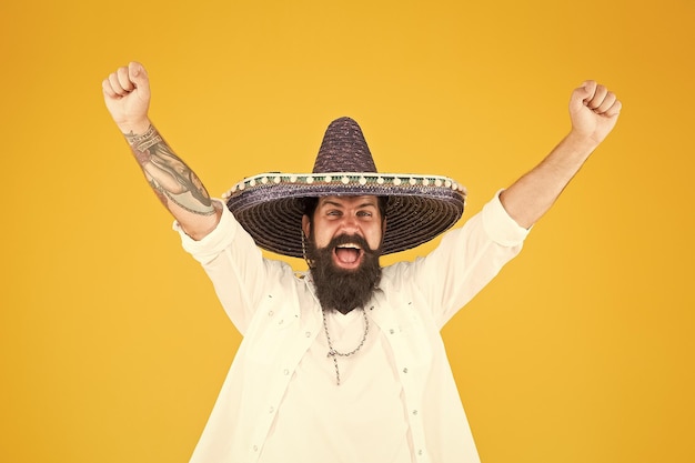 Мексиканский энергичный темперамент Отметить традиционный мексиканский праздник Синко де Майо Мексиканский День мертвых 5 мая Давайте весело отпразднуем фиесту Счастливый человек в мексиканском сомбреро Сувенирная соломенная шляпа
