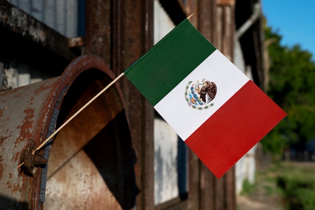 Photo mexican flag and rusty metal outdoors