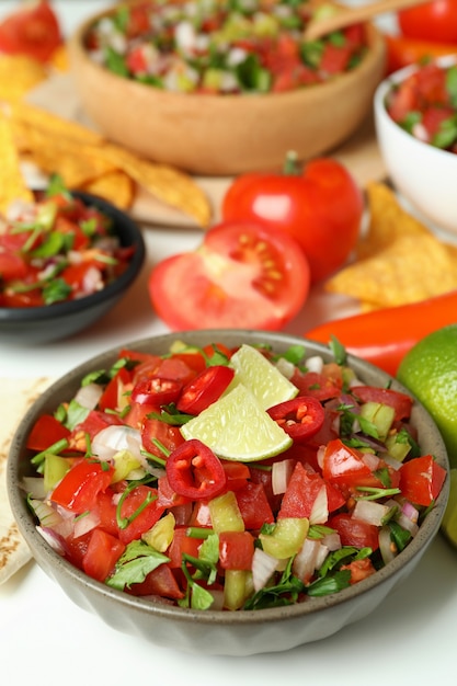 Concetto di cibo messicano con pico de gallo, primo piano