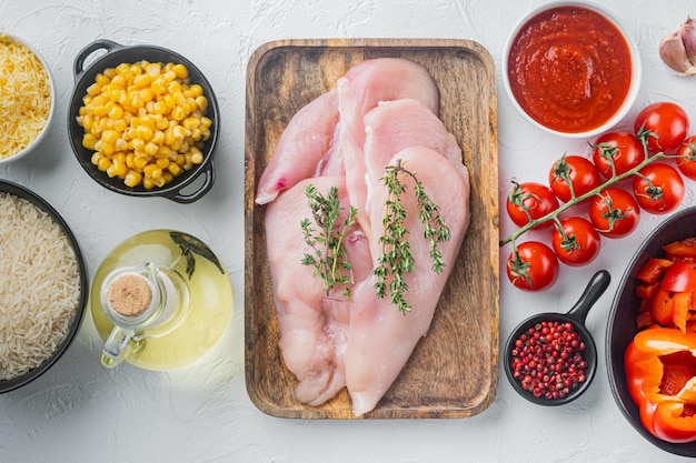 Ingredienti alimentari messicani enchilada di pollo, casseruola di riso, su sfondo bianco, vista dall'alto piatta